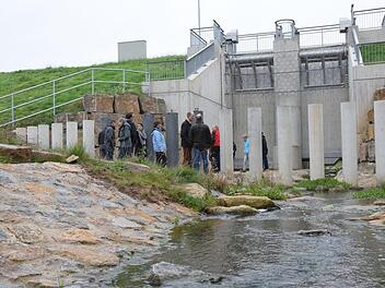Gewaltig präsentiert sich der Abfluss des Regenrückhaltebeckens. Große Betonsäulen sollen größeres Treibgut zurückhalten, das den Abfluss verstopfen könnte.  Eckhard Heise