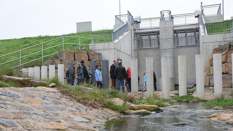 Gewaltig präsentiert sich der Abfluss des Regenrückhaltebeckens. Große Betonsäulen sollen größeres Treibgut zurückhalten, das den Abfluss verstopfen könnte.  Eckhard Heise
