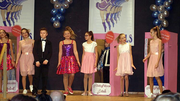 Beim Eröffnungstanz "Barbie Girl" standen die letztjährigen Prinzenpaare in Puppenschachteln