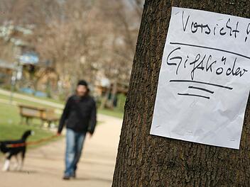 Eine Hundebesitzerin hat auf ihrem Anwesen ein St&uuml;ck Wurst entdeckt. Der Hund hatte das St&uuml;ck Wurst bereits im Maul. Seitdem ist er krank. War es ein Giftk&ouml;der? Symbolfoto: Florian Schuh/dpa