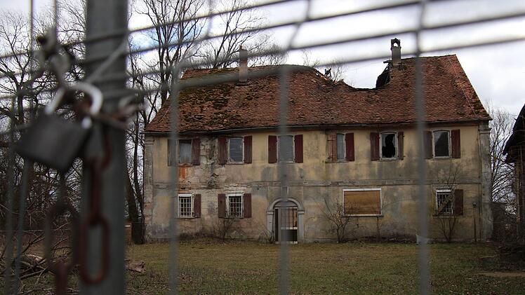 Ein  wohl hoffnungsloser Fall ist die Medbacher Mühle bei Höchstadt. Hier verhinderte  einst  der Denkmalschutz eine Nutzung. Schon länger besteht Abrissgenehmigung. Foto: Christian Bauriedel