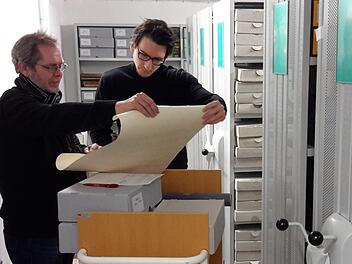 Die Mitarbeiter des Kulturbüros, Roland Heinlein und Jan Marberg, sortieren die Akten im Stadtarchiv. Einen von fünf Räumen haben sie schon geschafft. Foto: Archiv/Rolf Pralle