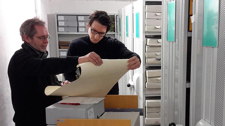 Die Mitarbeiter des Kulturbüros, Roland Heinlein und Jan Marberg, sortieren die Akten im Stadtarchiv. Einen von fünf Räumen haben sie schon geschafft. Foto: Archiv/Rolf Pralle
