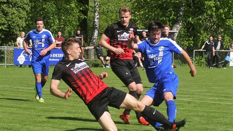 Geht künftig für den FC Untererthal mit gutem Beispiel voran: Sebastian Heinlein (links), hier noch im Trikot der DJK Schwebenried/Schwemmelsbach,  ist der neue Spielertrainer der Viktoria. Foto: Volker Hensel