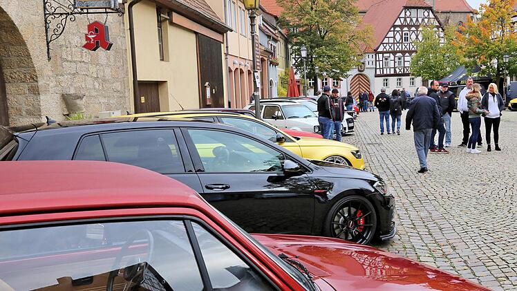 Dicht an dicht standen die Fahrzeuge, vom getunten GTI oder Audi GT und  Porsche bis zum VW-Käfer mit H-Kennzeichen auf dem Anger. Dieter Britz