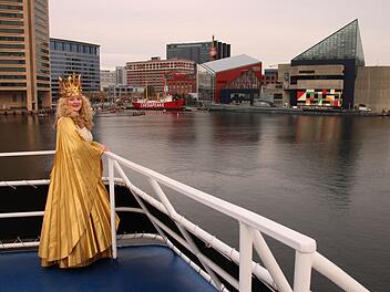 Das N&uuml;rnberger Christkind der Jahre 2017 bis 2018, Rebecca Ammon, bei der Hafenrundfahrt in Baltimore kurz vor der Er&ouml;ffnung des dortigen "Christmas Village". Foto: Ursula Wagner / Stadt N&uuml;rnberg