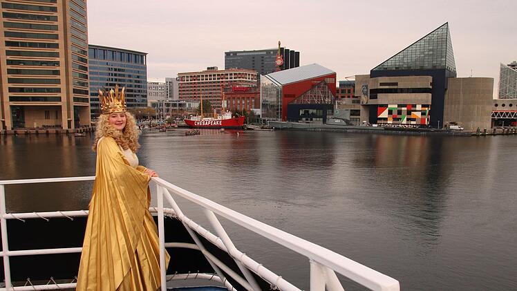Das N&uuml;rnberger Christkind der Jahre 2017 bis 2018, Rebecca Ammon, bei der Hafenrundfahrt in Baltimore kurz vor der Er&ouml;ffnung des dortigen "Christmas Village". Foto: Ursula Wagner / Stadt N&uuml;rnberg