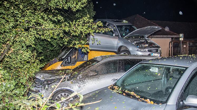 Audi hebt ab und landet auf parkendem Kleintransporter