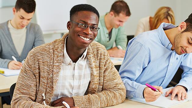 Lachender afrikanischer Student im Seminar