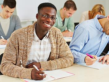 Lachender afrikanischer Student im Seminar