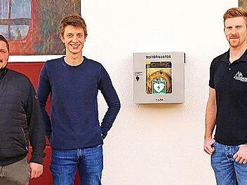 Ortssprecher Manuel Schrüfer (links) dankte Luis Wimmer (Mitte) sowie Lukas Fischer für die Geldspende zur Anschaffung eines Universal-AED-Wandschranks für den Defibrillator.