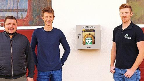 Ortssprecher Manuel Schrüfer (links) dankte Luis Wimmer (Mitte) sowie Lukas Fischer für die Geldspende zur Anschaffung eines Universal-AED-Wandschranks für den Defibrillator.