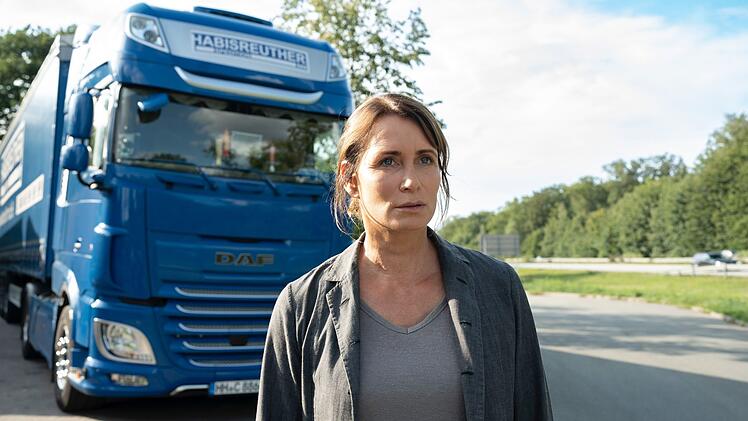 Steffi (Anja Kling) hat seit dem Verschwinden ihrer Tochter große Verlustängste und setzt alles daran, so schnell wie möglich von Köln nach Hamburg zu kommen, wo sie ihre ausgebüxte Enkelin vermutet.