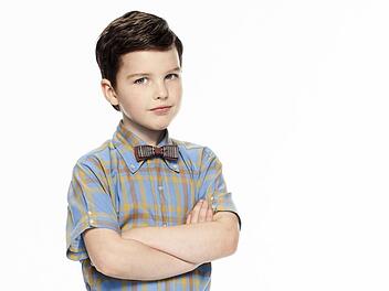 Der junge Sheldon (Iain Armitage) hat es nicht einfach, als Genie in Texas bei einer "normalen" Familie aufzuwachsen. F&uuml;r ihn z&auml;hlt Wissenschaft mehr als Kirche und Football.