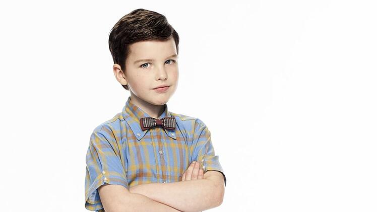Der junge Sheldon (Iain Armitage) hat es nicht einfach, als Genie in Texas bei einer "normalen" Familie aufzuwachsen. F&uuml;r ihn z&auml;hlt Wissenschaft mehr als Kirche und Football.