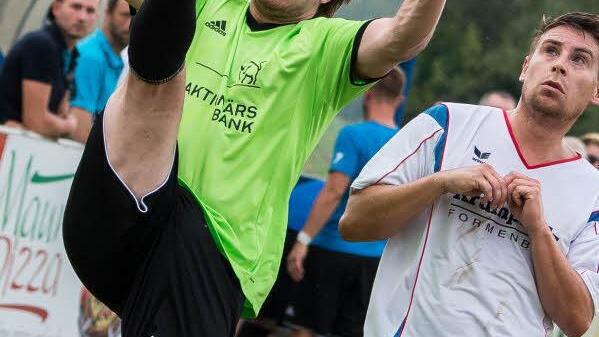 Timo Horn (links) klärt den Ball vor Christian Klein.