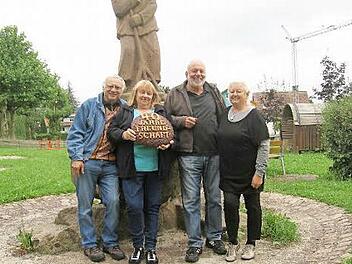 Als Flüchtlingskind kam Wilfried Geier einst nach Seibelsdorf, wo er auch drei Jahre lang bei den Pfadfindern vom "Stamm König Artus" war, bevor er mit der Familie in den Schwarzwald zog. Dabei entstand eine Freundschaft mit (im Bild von links) Willi und Heidi Pechtold. Foto: rg