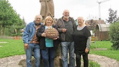 Als Flüchtlingskind kam Wilfried Geier einst nach Seibelsdorf, wo er auch drei Jahre lang bei den Pfadfindern vom "Stamm König Artus" war, bevor er mit der Familie in den Schwarzwald zog. Dabei entstand eine Freundschaft mit (im Bild von links) Willi und Heidi Pechtold. Foto: rg