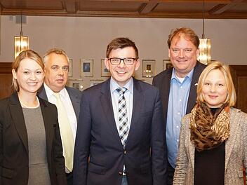 Die Arbeit an "Frankens Saalestück" geht weiter (von links): Produktmanagerin Ann-Kathrin Mack, Geerd Müller (Tourismus GmbH Bayerische Rhön), Bürgermeister Armin Warmuth, Michael Pfaff (Tourismus GmbH Bayerische Rhön), Produktmanagerin Franziska Bischof. Foto: Guzy