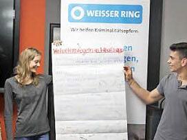 Die Medienscouts Felix Beierwaltes, Maria Birnstiel, Melih Alkoyun und Marcel Klinger stellen ihre Verhaltensregeln vor. Foto: Mariell Dörrschmidt