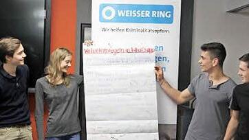 Die Medienscouts Felix Beierwaltes, Maria Birnstiel, Melih Alkoyun und Marcel Klinger stellen ihre Verhaltensregeln vor. Foto: Mariell Dörrschmidt