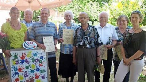 Im Mittelpunkt des Sommerfestes des St. Martinsvereins standen Ehrungen. Vorsitzende Katrin Häfner (von rechts) zeichnete Irma Metzler, Josef Zatloukal, Walter Keß, Ida Reuß, Alois Renninger, Anton Matuschka und Waltraud Schottaus. Foto: Stefan Geiger