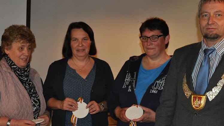 Stellvertretend für zehn Frauen und Männer bekommen (von links) Edeltraud Lurz, Heidrun Ender und Maria Krämer "den Kilian", das Wappen der Gemeinde von Bürgermeister Nowak überreicht. Sie waren zehn Jahre und länger als ehrenamtliche Schulweghelfer tätig. Foto: Simon Albrecht