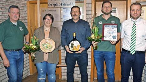 Verdiente Mitglieder ehrten die Steinsfelder Sportfreunde in der Jahresversammlung. Unser Bild zeigt (von links) Reinhold Heilmann, Carina Wagenhäuser, Michael Demus, Steffen Vollert sowie Manuel Werner.
