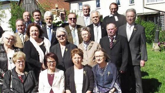 Goldene Konfirmation (50 Jahre/Jahrgang 1965): Irene Bauer, Erika Höring, Doris Marghawal, Gabriele Pohl, Margit Redwitz, Christine Scheler, Gertrud Wagner, Brigitte Winkler, Fritz Bauer, Werner Büttner, Kurt Hauck, Dieter Kastner, Heinz Müller, Hartmut Nenninger, Reinhold Rebhan, Werner Schmidt und Theodor Winterstein