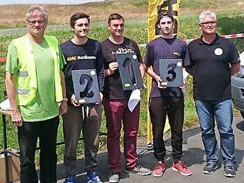 Fahrpraxis unter besten Voraussetzungen erhielten die jungen Fahrer beim Junior-Slalom-Challenge auf dem Parkplatz bei Nordhalben. Lars Wunder (Mitte) siegte bei der Doppelveranstaltung zweimal. Mit im Bild Oswin Michel (links) als Organisator des MSC. Foto: Michael Wunder