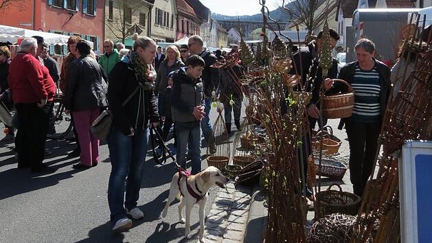 Bei strahlendem Sonnenschein nutzten Besucher aus nah und fern die Gelegenheit, &uuml;ber den Euerdorfer Markt zu schlendern. Foto: Doris Bauer