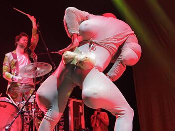 Die krassesten Kostüme hatte sicher Bonaparte auf der Bühne in der Alternarena bei Rock im Park. Fotos: Markus Klein