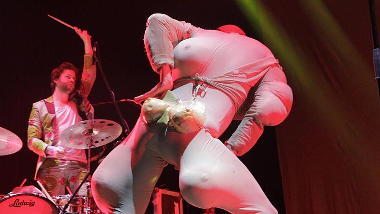 Die krassesten Kostüme hatte sicher Bonaparte auf der Bühne in der Alternarena bei Rock im Park. Fotos: Markus Klein
