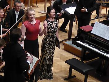 Elisabeth Brauß (links) und Sopranistin Chen Reiss, am Pult ist Ruben Gazarian.  Foto: Thomas Ahnert
