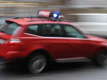 Bei Kitzingen wurde ein Mann bei einem Unfall aus seinem Fahrzeug geschleudert. Er starb noch am Unfallort. Symbolfoto: Ronald Rinklef