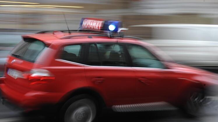 Bei Kitzingen wurde ein Mann bei einem Unfall aus seinem Fahrzeug geschleudert. Er starb noch am Unfallort. Symbolfoto: Ronald Rinklef