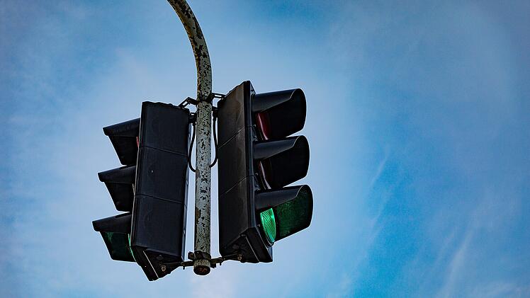Auch wer eine grüne Ampel überfährt, kann unter Umständen ein Bußgeld bekommen.
