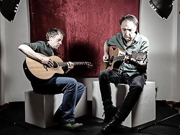 Die beiden Gitarristen Marco Ponce Kärgel und Sven Schneider spielen Eigenkompositionen.