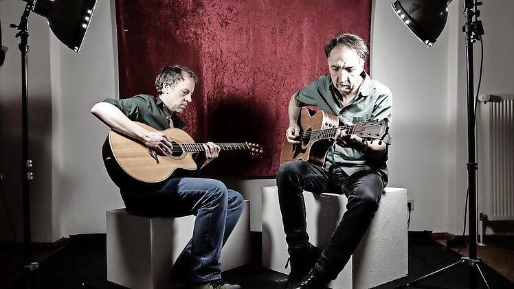 Die beiden Gitarristen Marco Ponce Kärgel und Sven Schneider spielen Eigenkompositionen.