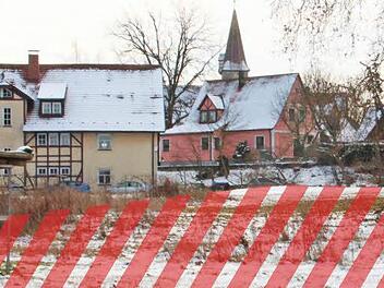 Am Sonntag entscheiden die Effeltricher, ob auf dem hier markierten Grundstück hinter dem Rathaus (links) ein Supermarkt errichtet werden soll. Fotos: Josef Hofbauer