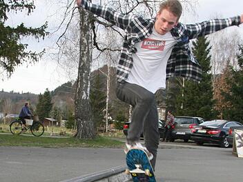 Tim Berns liebt es, auf der Stange zu grinden. Aber sonst hat der Skaterplatz in Stadtsteinach derzeit nicht viel zu bieten.  Fotos: Sonja Adam
