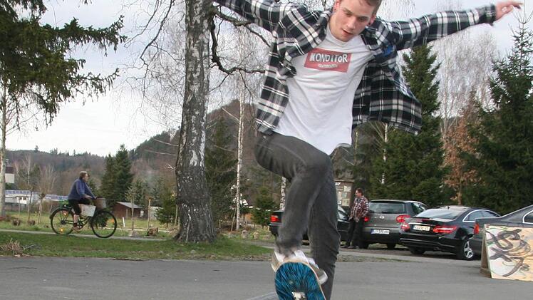 Tim Berns liebt es, auf der Stange zu grinden. Aber sonst hat der Skaterplatz in Stadtsteinach derzeit nicht viel zu bieten.  Fotos: Sonja Adam