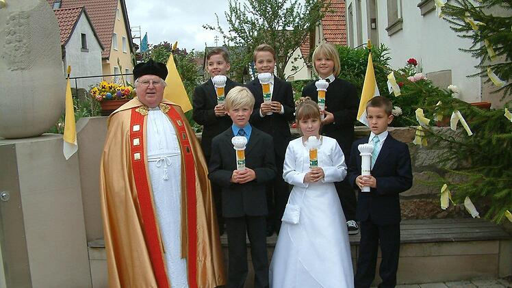 Limbach - Fünf Buben und ein Mädchen gingen in der Wallfahrtskirche Maria Limbach bei Pfarrer Otmar Pottler (links) zum ersten Mal zum Tisch des Herrn. Die Erstkommunikanten waren (vorne, von links) Frederik Timm, Melina Hübschle und Mark-Eric Seidel sowie (hinten, von links) Luca Leuteritz, Simon Kolenda und David Rost. Foto: Alfons Beuerlein