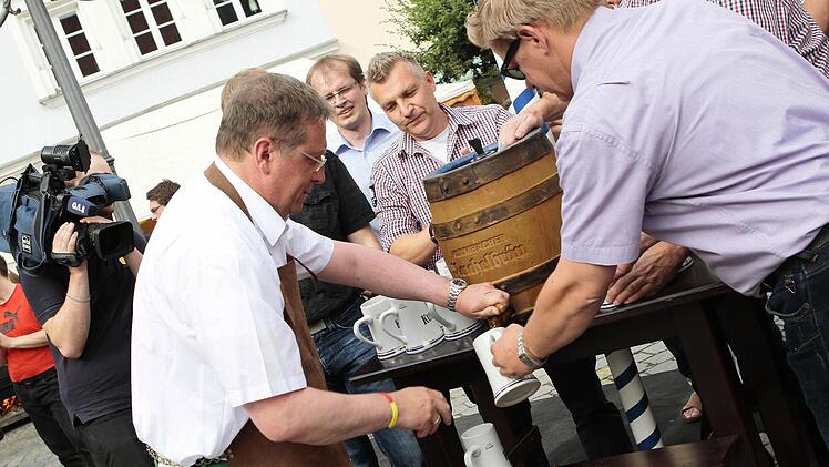 Das Stadtoberhaupt füllte die ersten Krüge.