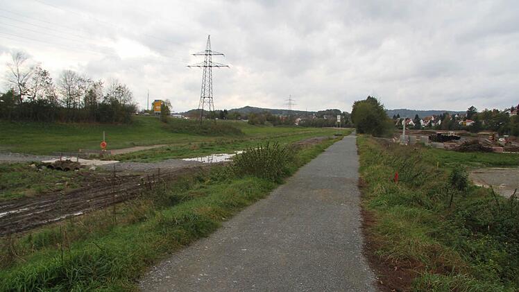 Der Damm der Kulmbacher Flutmulde ist abgegraben. Spundwände sorgen dafür, dass auch in der Bauphase die Anwohner vor Hochwasser geschützt sind. Foto: Sonja Adam
