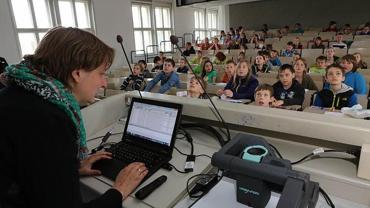 Professor Daniela Nicklas hielt am Samstag die Kinderuni-Vorlesung "Sensoren in der Zukunftsstadt - gute Daten, schlechte Daten". Foto: Barbara Herbst