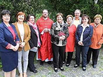 Die alten und neuen Wortgottesbeauftragten der Pfarrei St. Martin Eggolsheim: (v.l.) Gabriele Weber, Susanne Schneider, Susanne Schlund, Pfarrer Daniel Schuster, Renate Hanna, Theresia Dittmanna, Heinz Hanna, Rita Voll und Thea Göller. Auf dem Bild fehlen Renate Mayer, Ute Pfister und Schwester Sharon.  Foto: Mathias Erlwein
