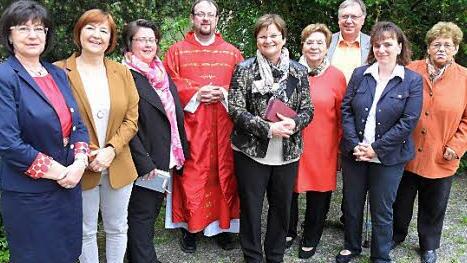 Die alten und neuen Wortgottesbeauftragten der Pfarrei St. Martin Eggolsheim: (v.l.) Gabriele Weber, Susanne Schneider, Susanne Schlund, Pfarrer Daniel Schuster, Renate Hanna, Theresia Dittmanna, Heinz Hanna, Rita Voll und Thea Göller. Auf dem Bild fehlen Renate Mayer, Ute Pfister und Schwester Sharon.  Foto: Mathias Erlwein