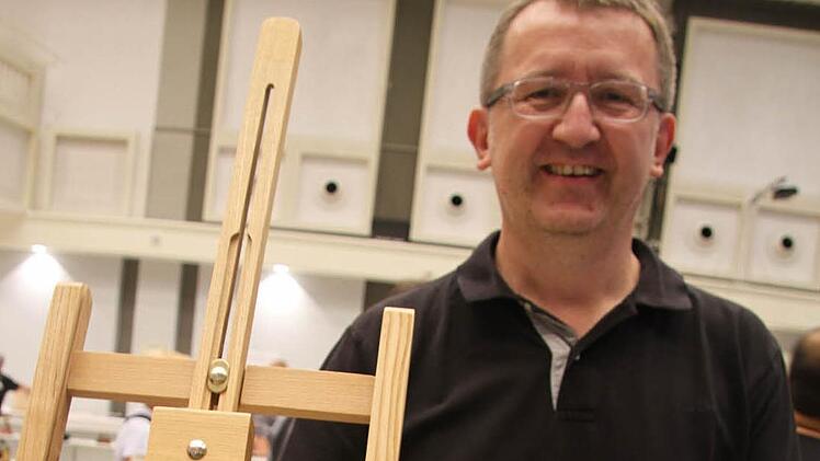 Gewinnt seine erste Goldmedaille für die Bemalung einer Zinnfigur: Stefan Wachter aus Kulmbach. Foto: Sonja Adam