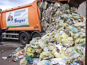 Bis zu acht Tonnen Gelber Säcke werden täglich im Landkreis gesammelt und auf dem Betriebshof der Firma Seger entladen. Foto: Heike Beudert